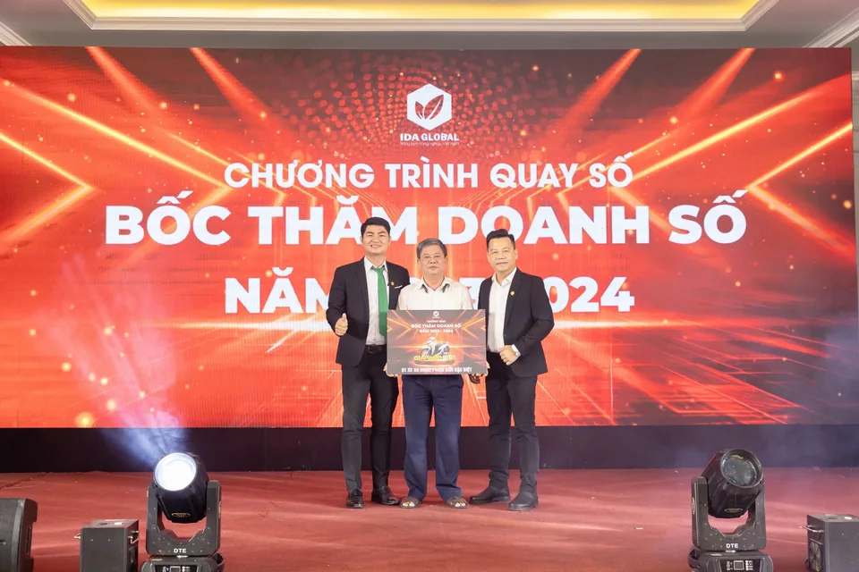 Khoảnh khắc trao giải trên sân khấu chương trình bốc thăm doanh số 2023–2024