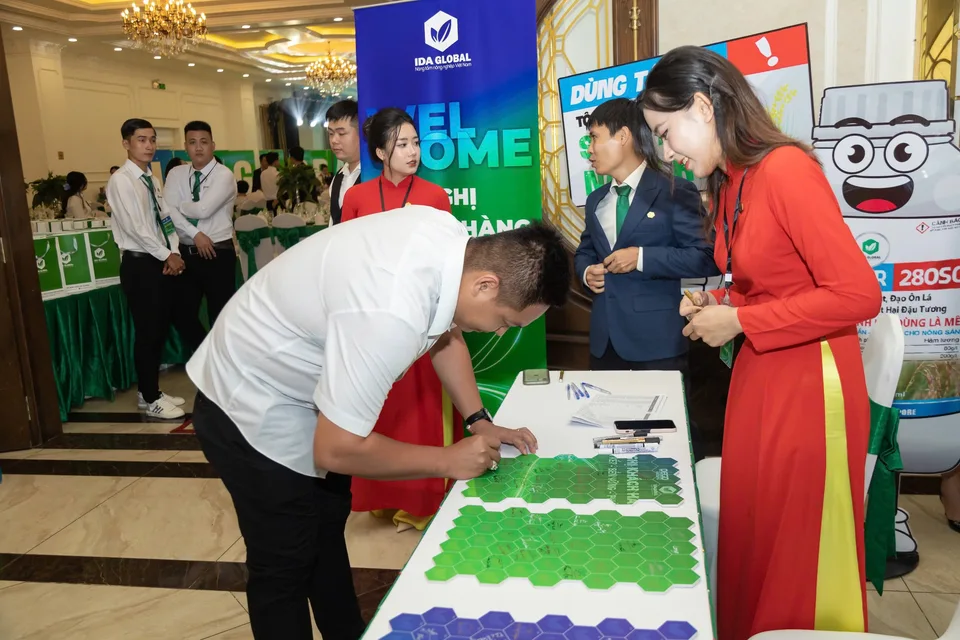 Khách đăng ký tại bàn đón tiếp của sự kiện IDA Global