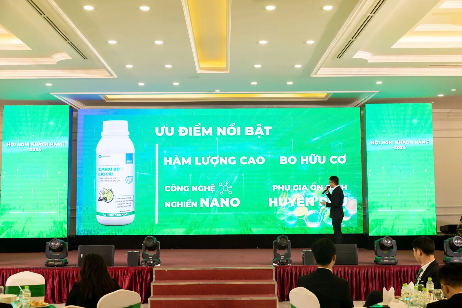 Phần trình bày sản phẩm trên sân khấu hội nghị khách hàng 2024